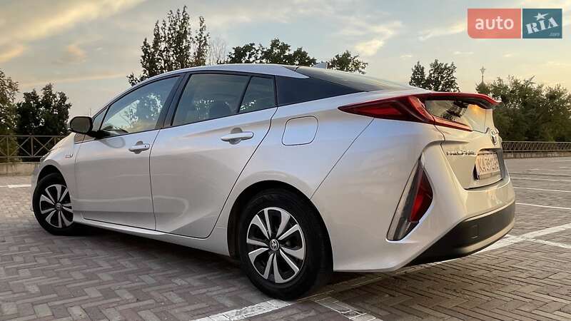 Хэтчбек Toyota Prius 2017 в Харькове