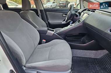 Хэтчбек Toyota Prius 2014 в 