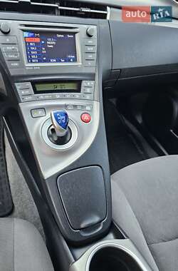 Хэтчбек Toyota Prius 2014 в 