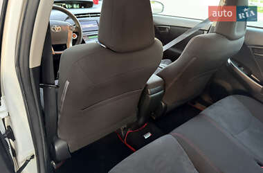 Хэтчбек Toyota Prius 2014 в 