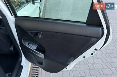 Хэтчбек Toyota Prius 2014 в 