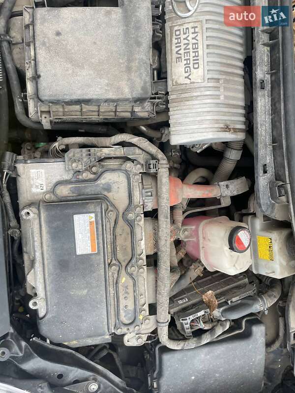 Хэтчбек Toyota Prius 2014 в Вишневом фото 7 Хэтчбек Toyota Prius 2014 в Вишневом