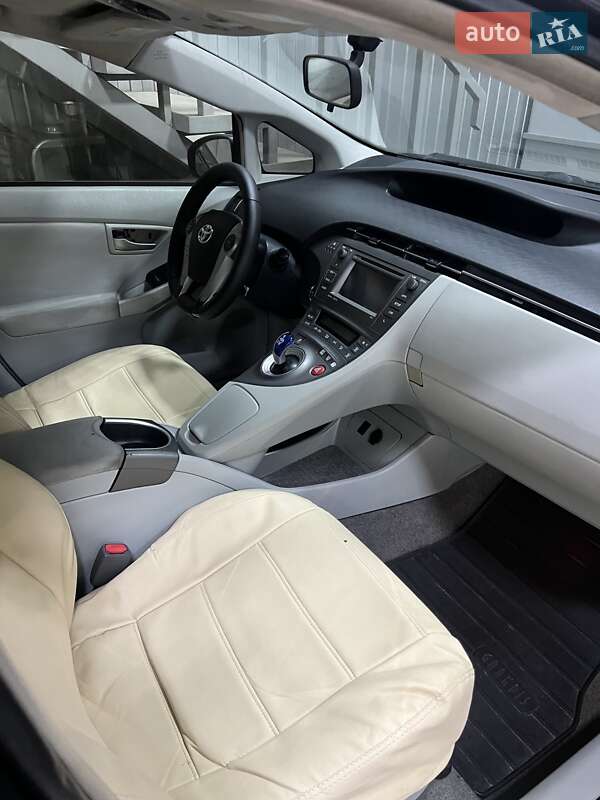 Хэтчбек Toyota Prius 2014 в Вишневом фото 8 Хэтчбек Toyota Prius 2014 в Вишневом