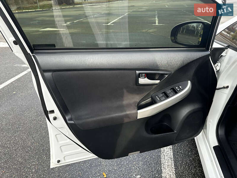 Хэтчбек Toyota Prius 2014 в Киеве фото 8 Хэтчбек Toyota Prius 2014 в Киеве
