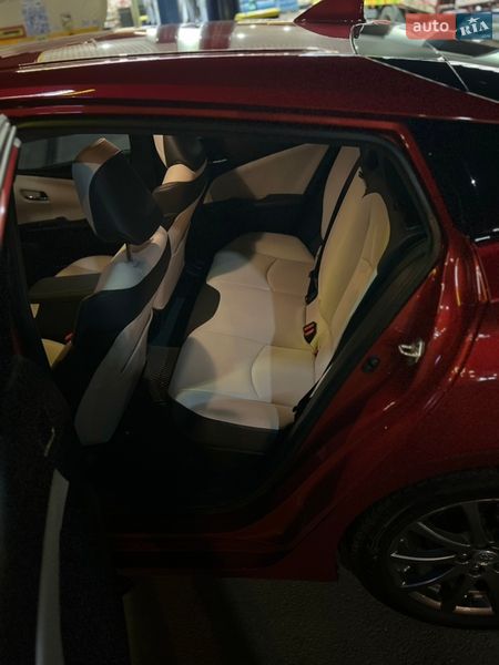 Хэтчбек Toyota Prius 2016 в Киеве