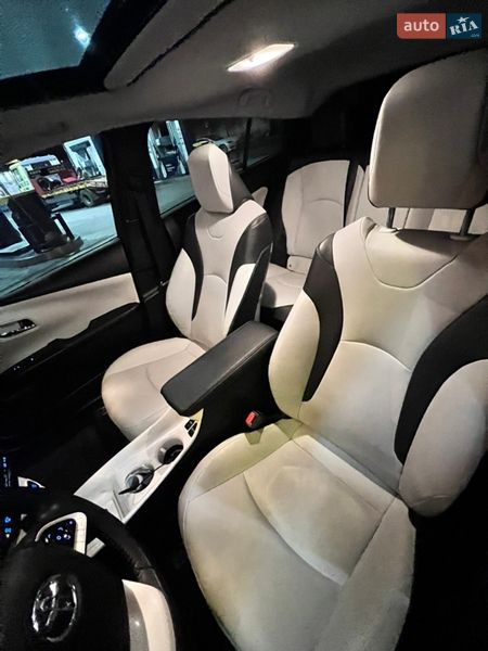 Хэтчбек Toyota Prius 2016 в Киеве