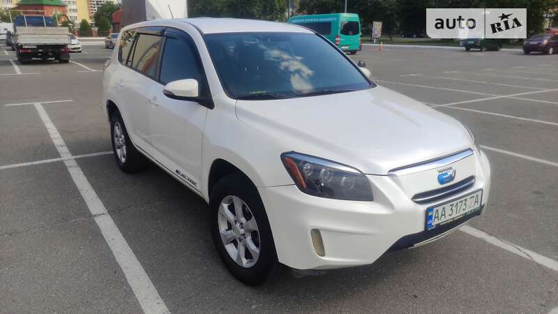 Внедорожник / Кроссовер Toyota RAV4 EV 2013 в Киеве