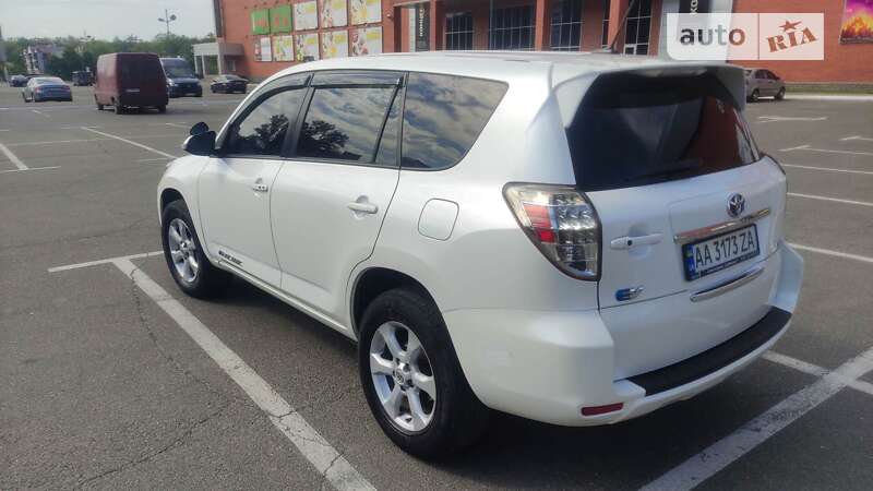 Внедорожник / Кроссовер Toyota RAV4 EV 2013 в Киеве