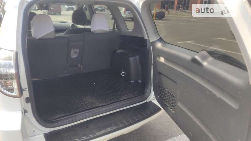 Внедорожник / Кроссовер Toyota RAV4 EV 2013 в Киеве