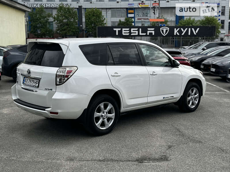 Позашляховик / Кросовер Toyota RAV4 EV 2013 в Києві