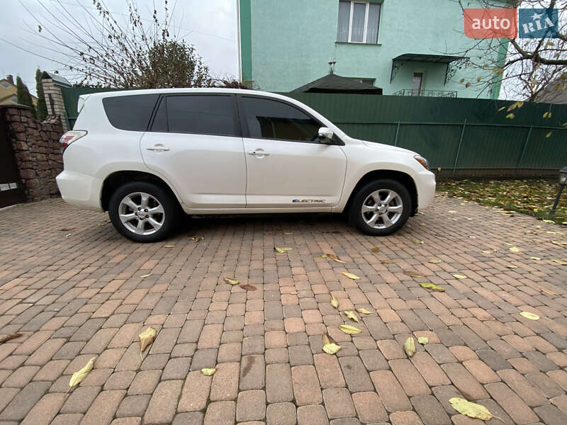 Внедорожник / Кроссовер Toyota RAV4 EV 2014 в Хмельницком