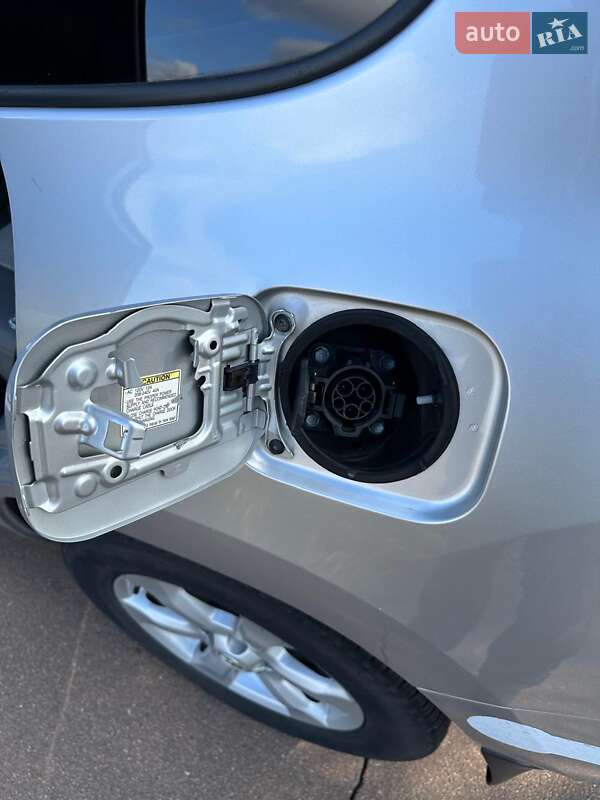 Позашляховик / Кросовер Toyota RAV4 EV 2014 в Києві