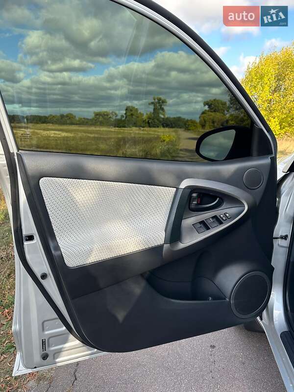 Внедорожник / Кроссовер Toyota RAV4 EV 2014 в Киеве