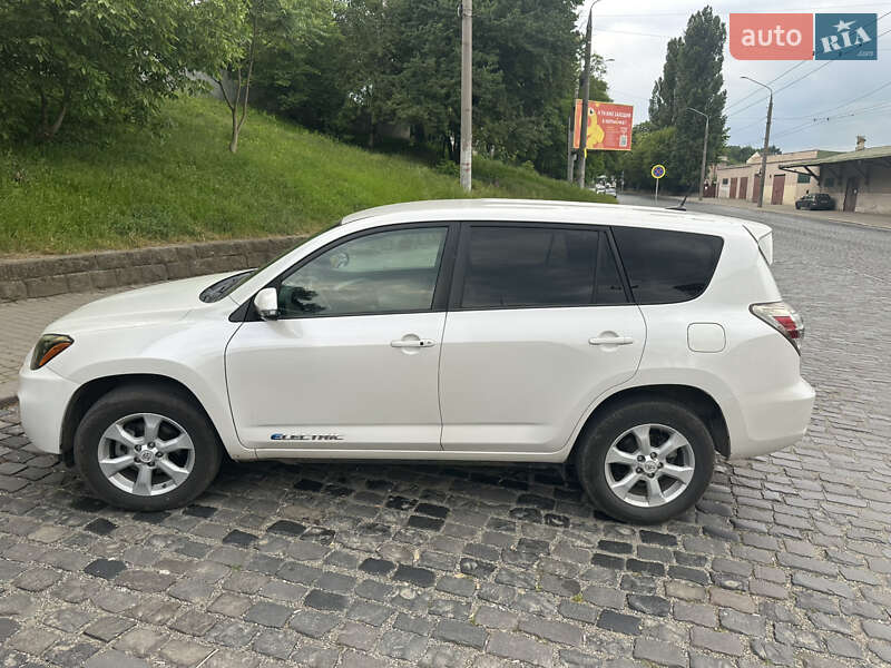 Позашляховик / Кросовер Toyota RAV4 EV 2012 в Чернівцях