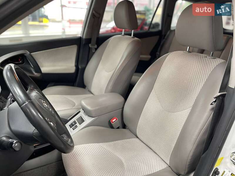 Внедорожник / Кроссовер Toyota RAV4 EV 2013 в Киеве