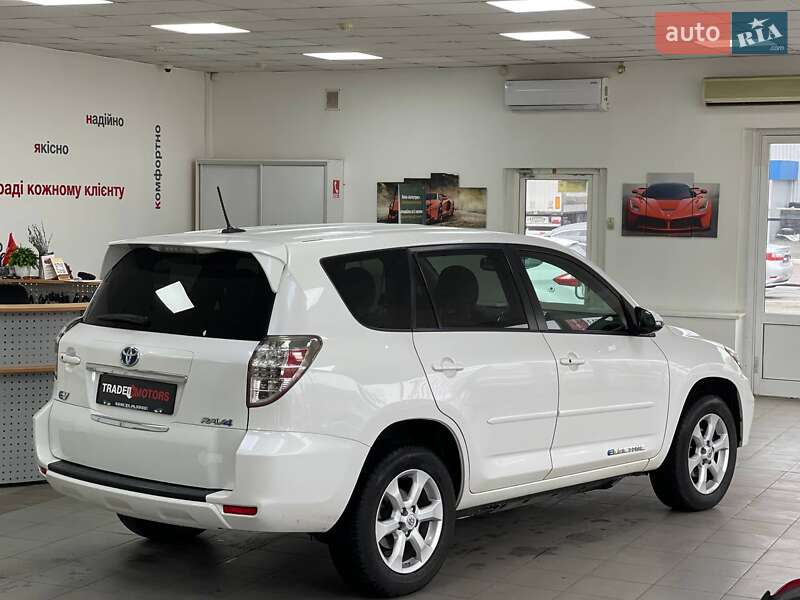 Внедорожник / Кроссовер Toyota RAV4 EV 2013 в Киеве