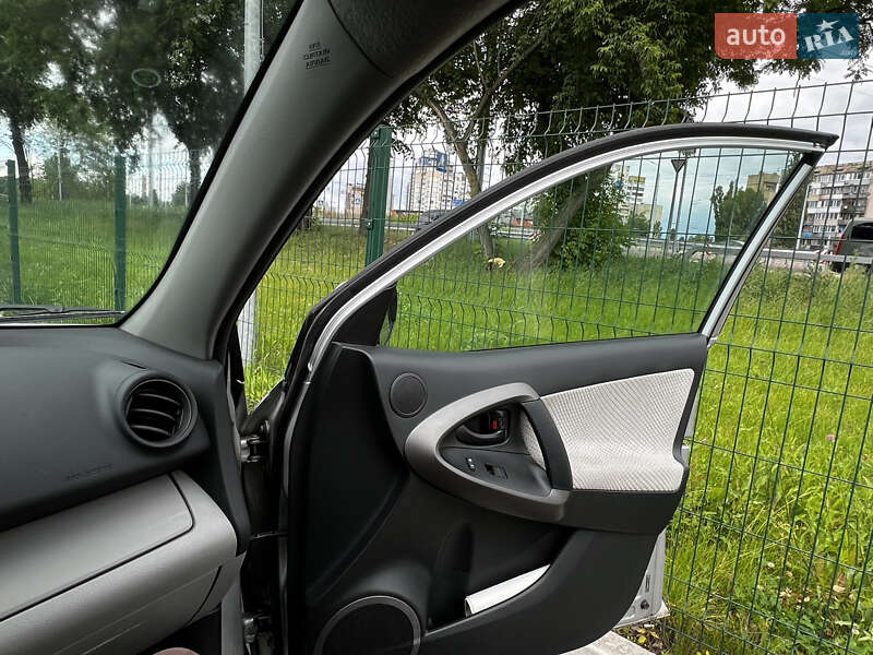 Внедорожник / Кроссовер Toyota RAV4 EV 2014 в Киеве