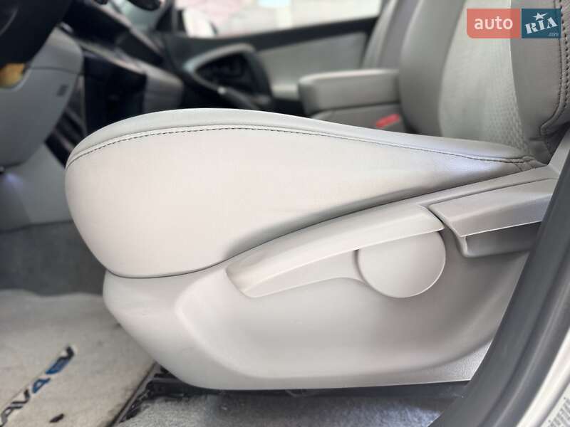 Внедорожник / Кроссовер Toyota RAV4 EV 2013 в Киеве