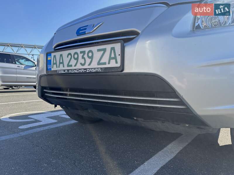 Внедорожник / Кроссовер Toyota RAV4 EV 2013 в Киеве
