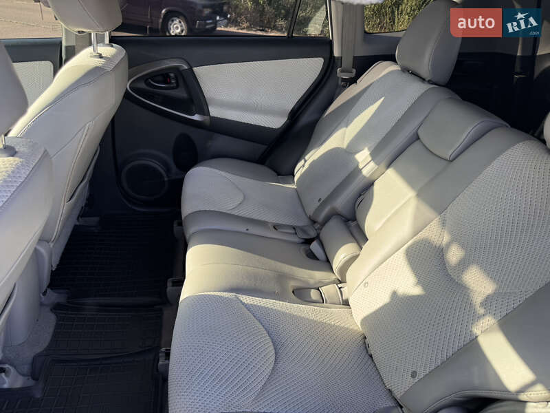 Позашляховик / Кросовер Toyota RAV4 EV 2013 в Житомирі