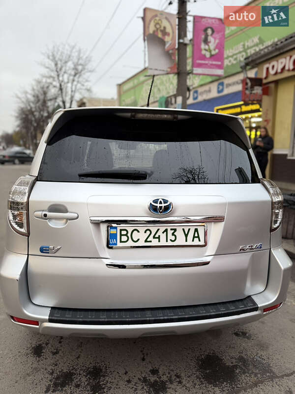 Внедорожник / Кроссовер Toyota RAV4 EV 2013 в Могилев-Подольске