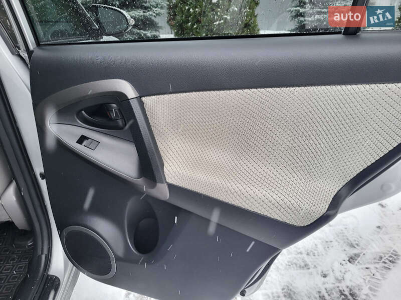 Позашляховик / Кросовер Toyota RAV4 EV 2014 в Черкасах фото 48 Позашляховик / Кросовер Toyota RAV4 EV 2014 в Черкасах