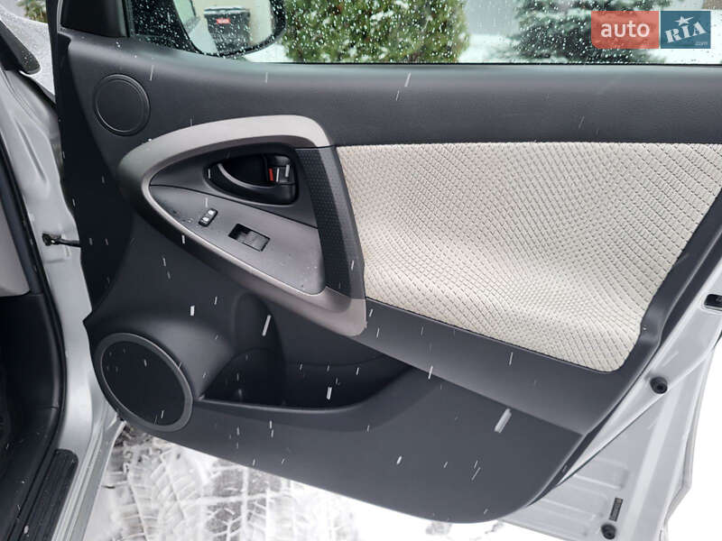 Позашляховик / Кросовер Toyota RAV4 EV 2014 в Черкасах фото 49 Позашляховик / Кросовер Toyota RAV4 EV 2014 в Черкасах