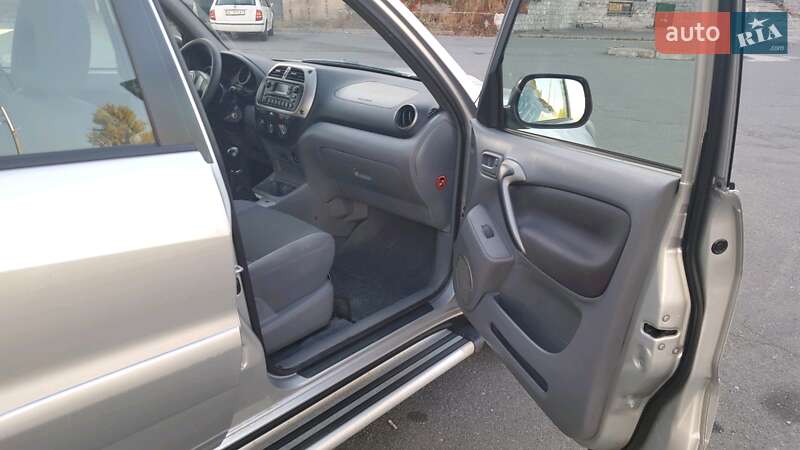 Внедорожник / Кроссовер Toyota RAV4 2001 в Киеве