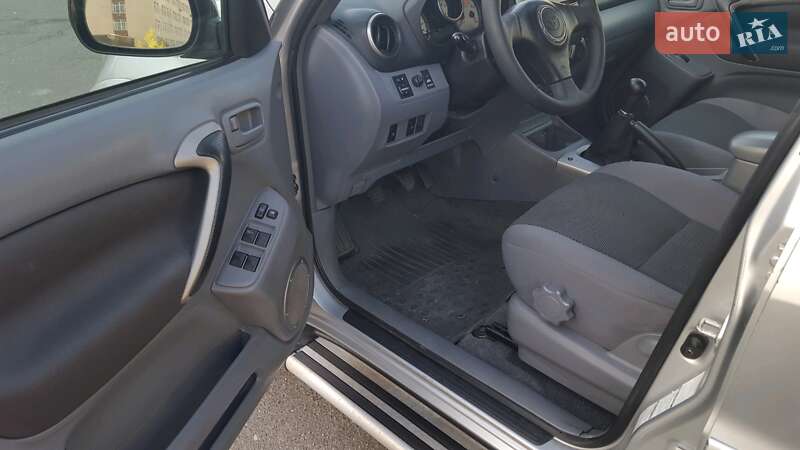 Внедорожник / Кроссовер Toyota RAV4 2001 в Киеве