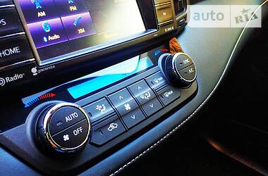 Позашляховик / Кросовер Toyota RAV4 2018 в 