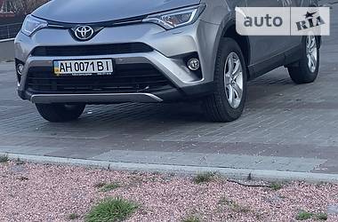 Позашляховик / Кросовер Toyota RAV4 2016 в 