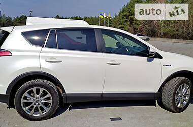 Позашляховик / Кросовер Toyota RAV4 2016 в 