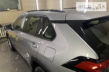 Позашляховик / Кросовер Toyota RAV4 2019 в 