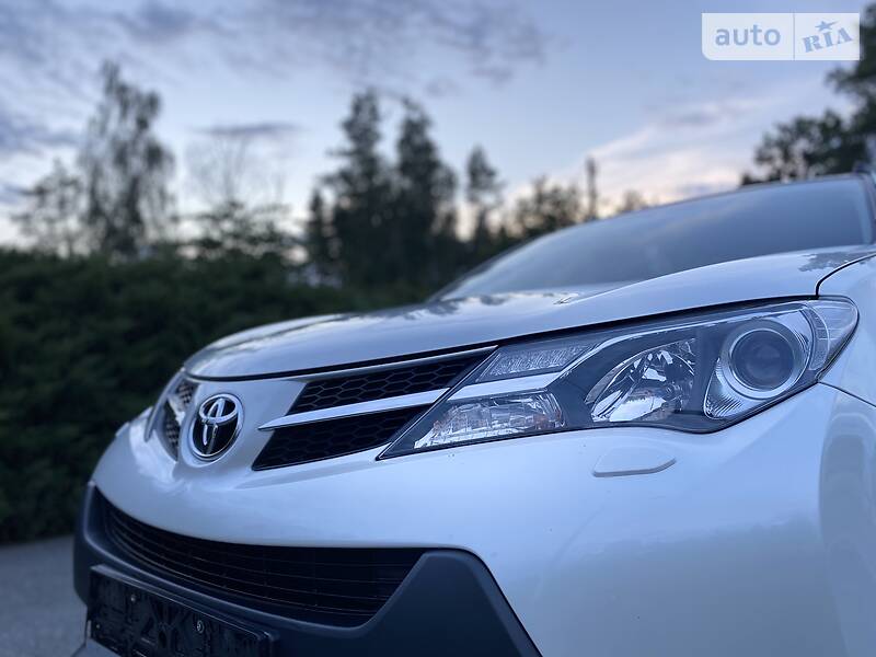 Позашляховик / Кросовер Toyota RAV4 2014 в Малині