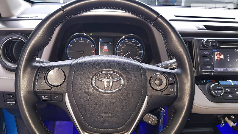 Позашляховик / Кросовер Toyota RAV4 2016 в Дніпрі
