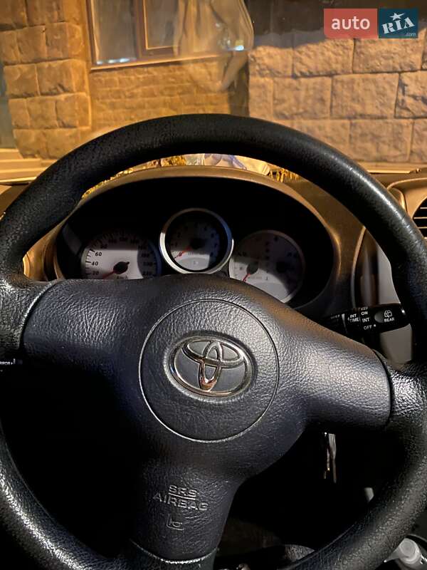 Внедорожник / Кроссовер Toyota RAV4 2004 в Киеве