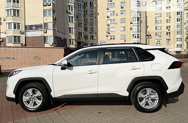 Внедорожник / Кроссовер Toyota RAV4 2020 в Киеве