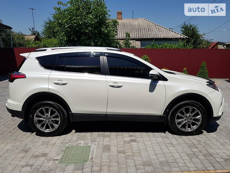 Позашляховик / Кросовер Toyota RAV4 2015 в Первомайську