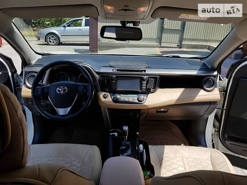 Позашляховик / Кросовер Toyota RAV4 2015 в Первомайську