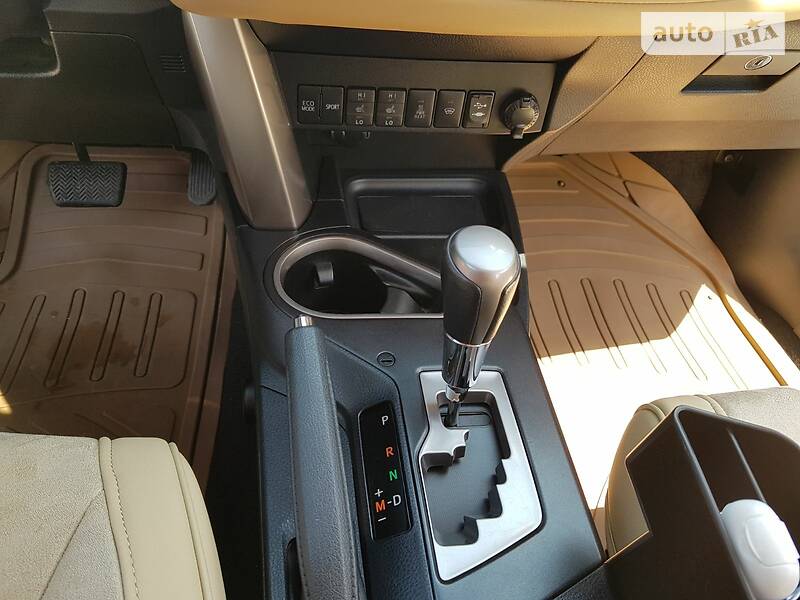 Позашляховик / Кросовер Toyota RAV4 2015 в Первомайську