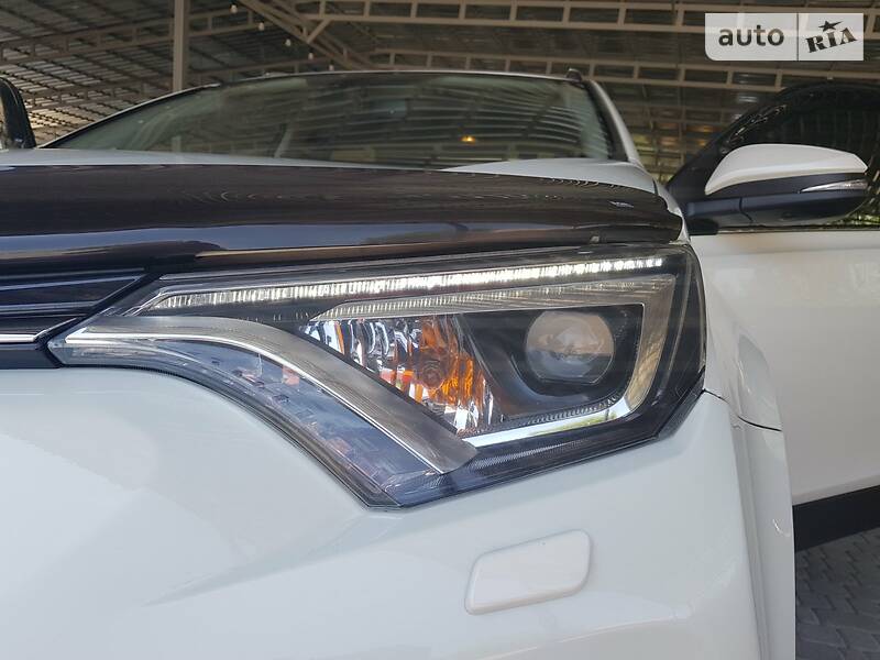 Позашляховик / Кросовер Toyota RAV4 2015 в Первомайську