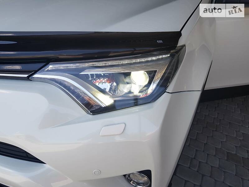 Позашляховик / Кросовер Toyota RAV4 2015 в Первомайську