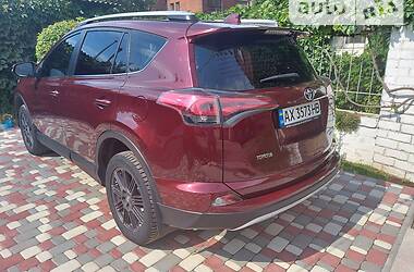 Внедорожник / Кроссовер Toyota RAV4 2015 в 