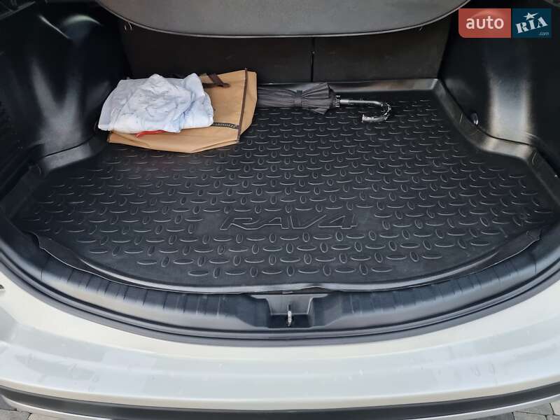 Внедорожник / Кроссовер Toyota RAV4 2017 в Ужгороде