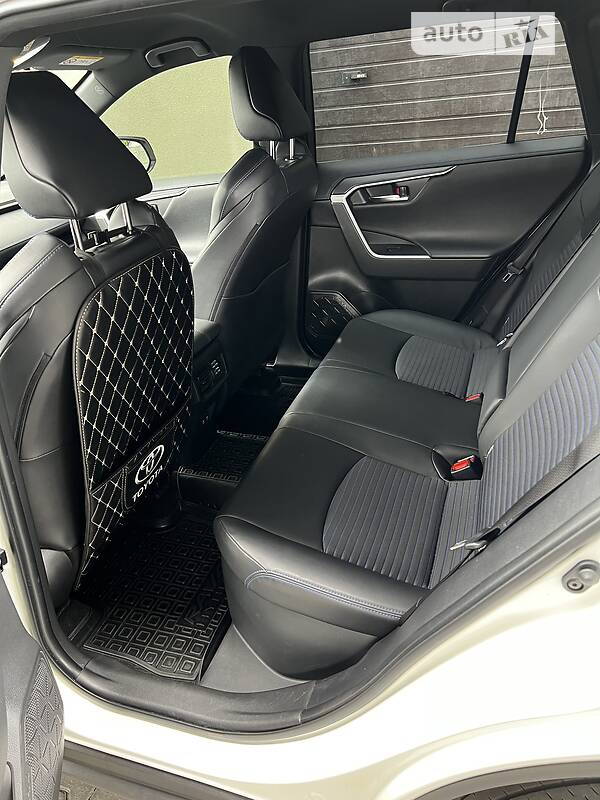 Внедорожник / Кроссовер Toyota RAV4 2020 в Хмельницком