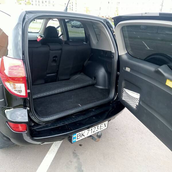 Внедорожник / Кроссовер Toyota RAV4 2006 в Ровно