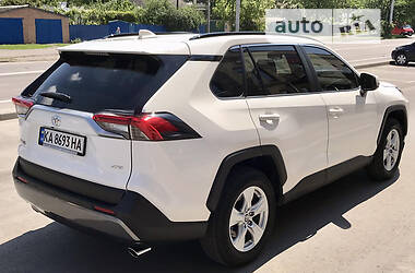Позашляховик / Кросовер Toyota RAV4 2020 в 