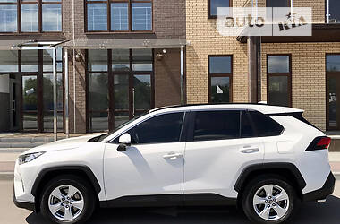 Позашляховик / Кросовер Toyota RAV4 2020 в 