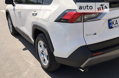 Позашляховик / Кросовер Toyota RAV4 2020 в 