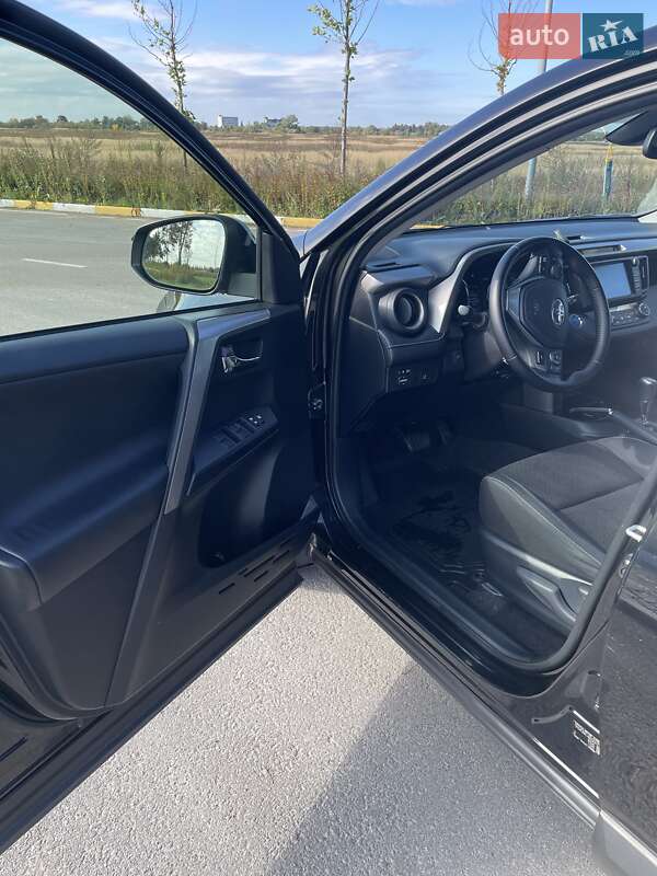 Внедорожник / Кроссовер Toyota RAV4 2016 в Ирпене